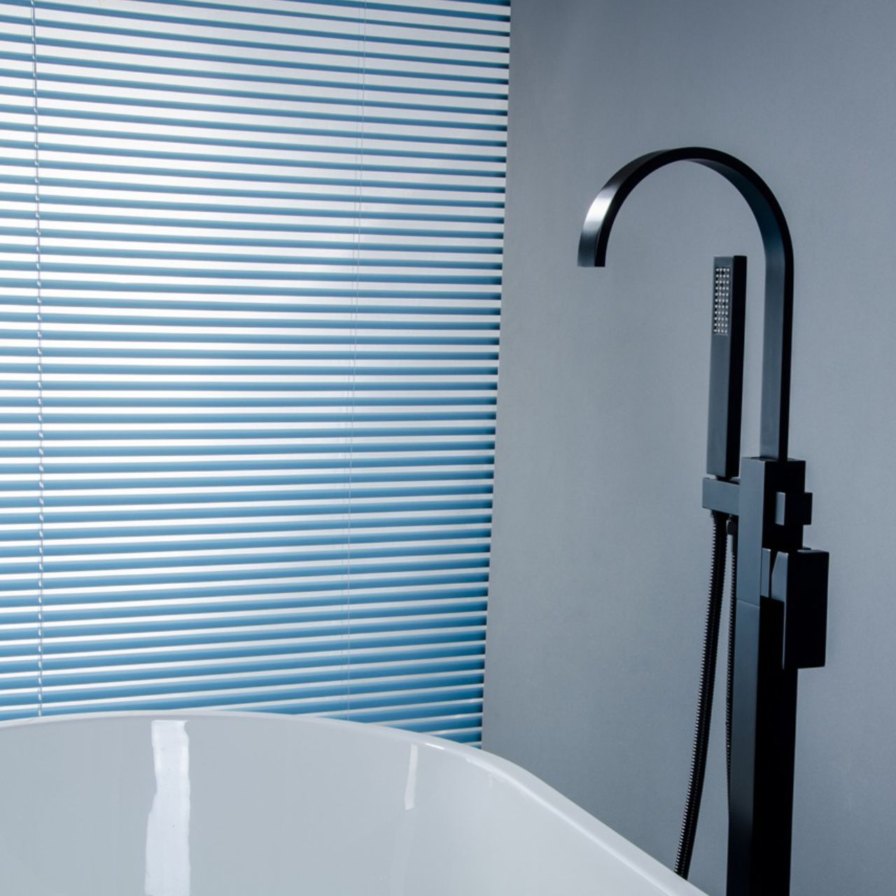 Aqua Arcco Floor Mounted Soker Tub Faucet Black