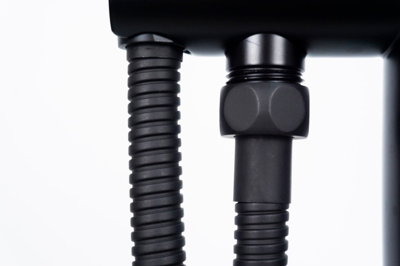 Aqua Ronda Floor Mounted Soker Tub Faucet Black